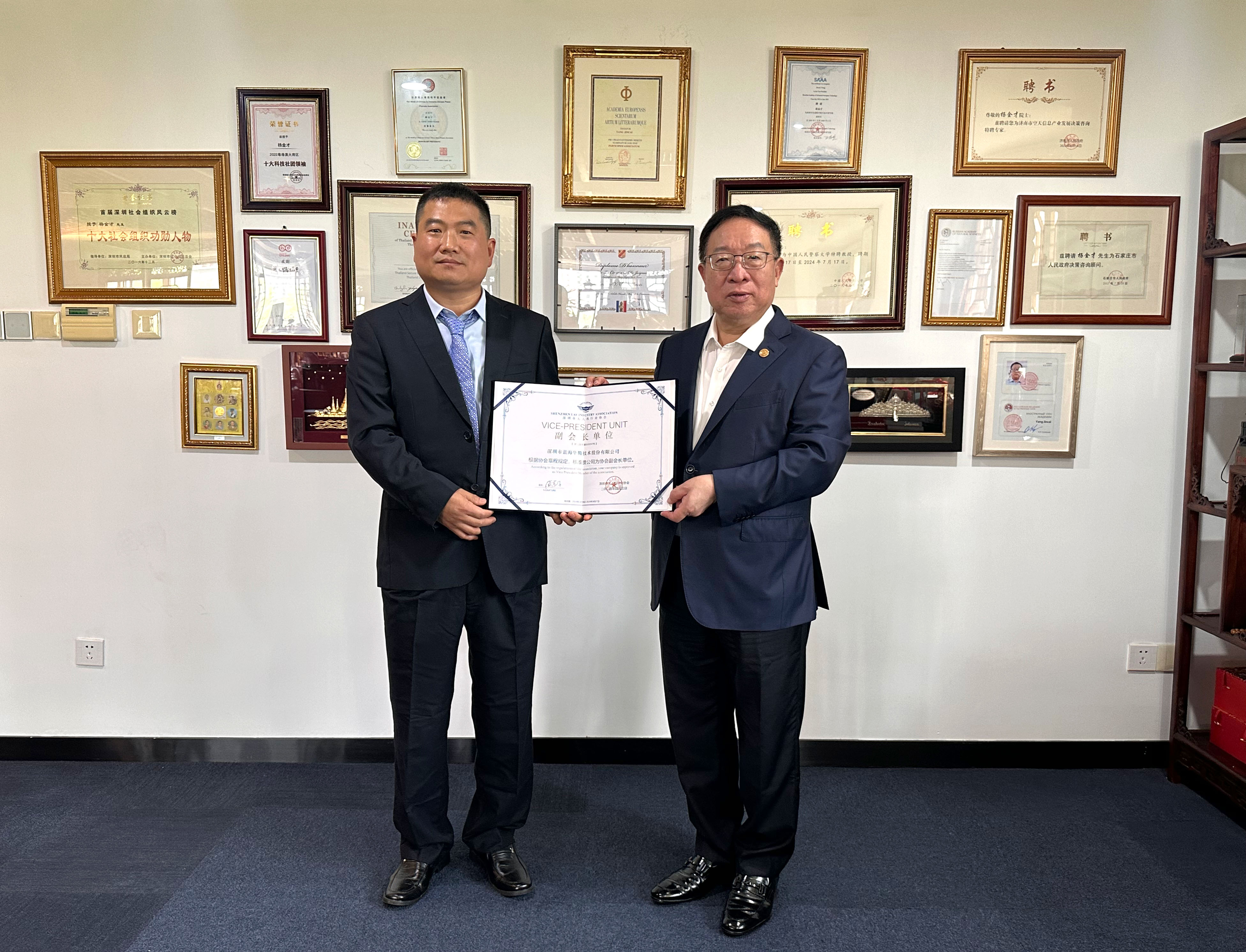 【喜報(bào)】藍(lán)海華騰榮任深圳市無(wú)人機(jī)行業(yè)協(xié)會(huì)副會(huì)長(zhǎng)單位! 【喜報(bào)】藍(lán)海華騰榮任深圳市無(wú)人機(jī)行業(yè)協(xié)會(huì)副會(huì)長(zhǎng)單位!