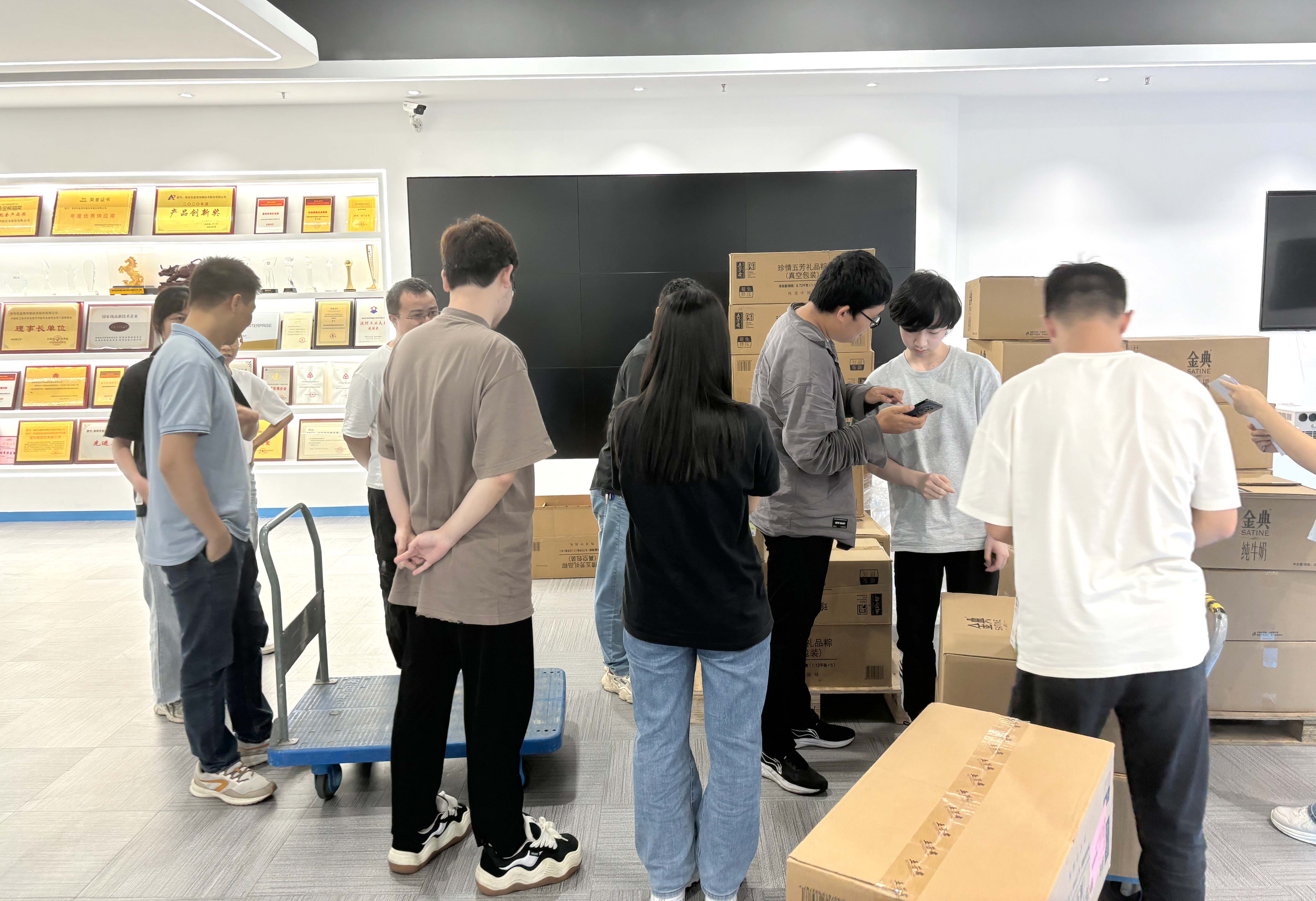 粽香迎端午 關(guān)懷暖人心|藍(lán)海華騰為全體家人們發(fā)放端午節(jié)福利啦! 粽香迎端午 關(guān)懷暖人心|藍(lán)海華騰為全體家人們發(fā)放端午節(jié)福利啦!