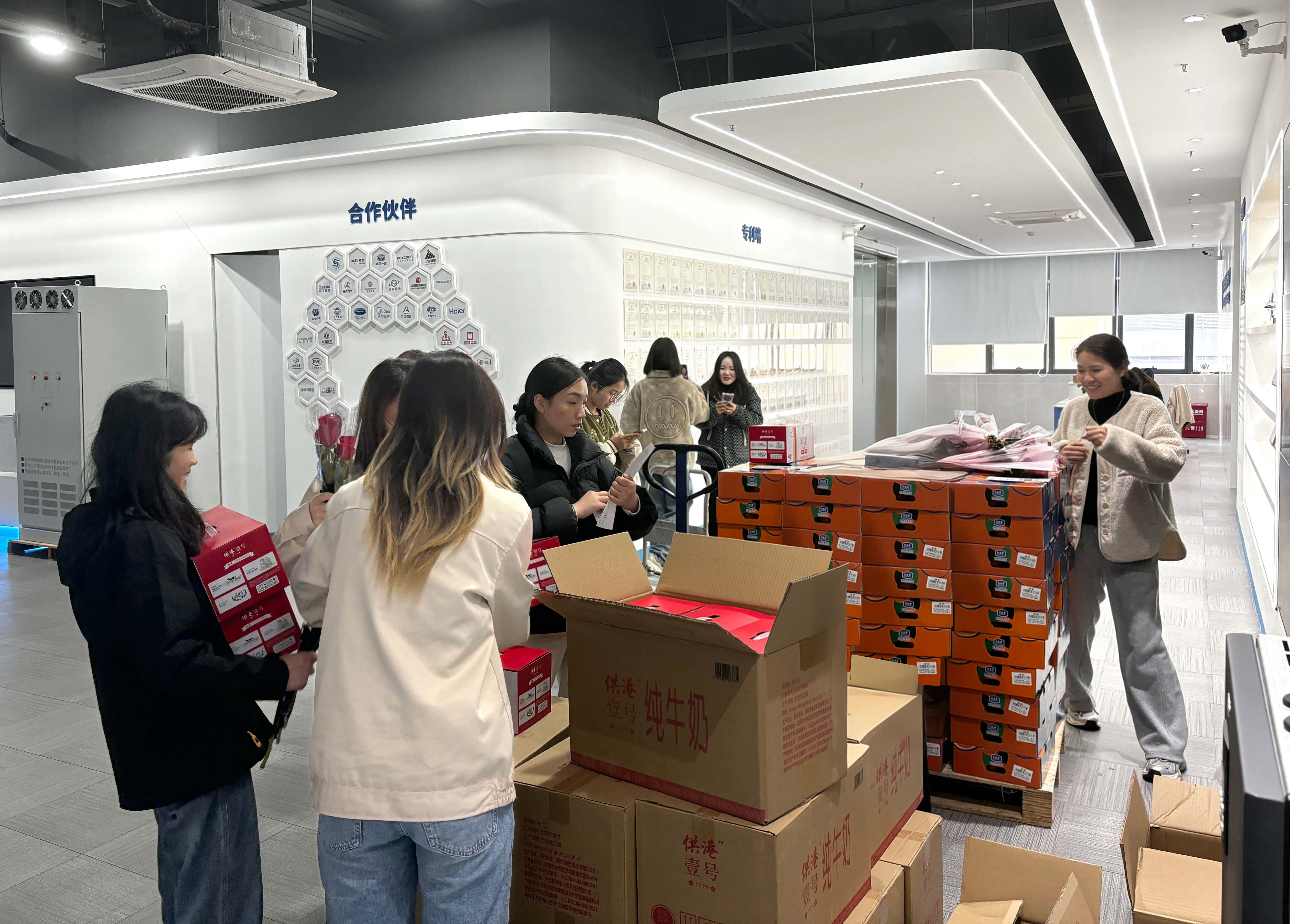 藍(lán)海華騰女神節(jié)特輯：巾幗不讓須眉，女神節(jié)，愿快樂如影隨形，綻放你的獨特光芒！